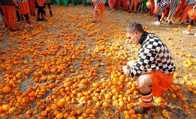 http://kickasstrips.com/wp-content/uploads/2017/04/Food-fight-festival-Battle-of-Oranges-Evrea-3-Small.jpg