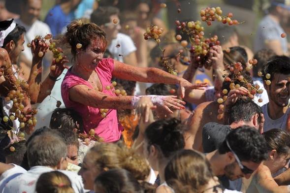http://kickasstrips.com/wp-content/uploads/2017/04/food-fight-festival-Grape-Throwing-festa-des-Vermar-Mallorca-1-Small.jpg