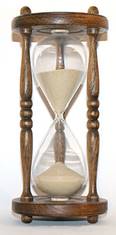 https://upload.wikimedia.org/wikipedia/commons/thumb/7/70/Wooden_hourglass_3.jpg/170px-Wooden_hourglass_3.jpg